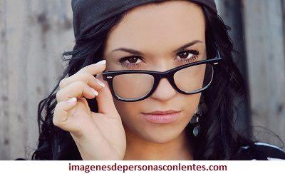 fotos de chavas bonitas con lentes cejas