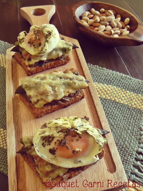 Bruschettas de hongos y espárragos con huevo poché Bruschettas de hongos y espárragos con huevo poché