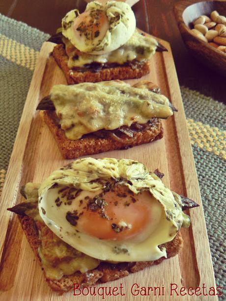 Bruschettas de hongos y espárragos con huevo poché Bruschettas de hongos y espárragos con huevo poché