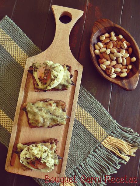 Bruschettas de hongos y espárragos con huevo poché Bruschettas de hongos y espárragos con huevo poché
