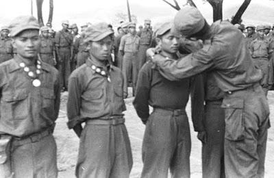 Condecorados por una coma Condecorados por una coma