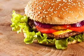 El simbolismo onírico al soñar con unas hamburguesas.