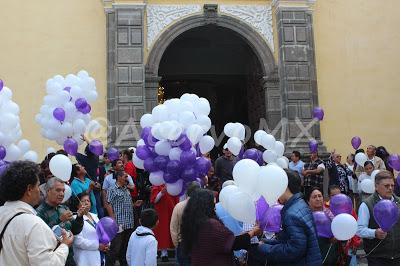 TEXCOCANOS ELEVAN PLEGARIAS Y GLOBOS POR LAS VÍCTIMAS DE LOS SISMOS