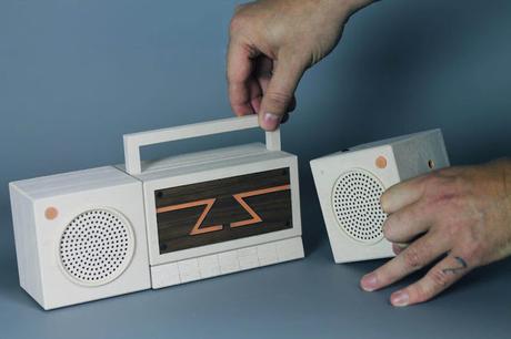 Una hermosa consola de vídeo juegos retro con sistema de proyección y forma de Radio Una hermosa consola de vídeo juegos retro con sistema de proyección y forma de Radio