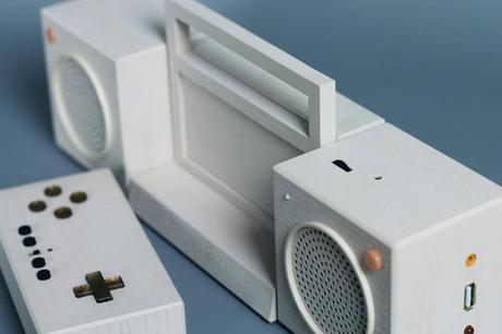 Una hermosa consola de vídeo juegos retro con sistema de proyección y forma de Radio