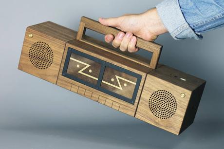 Una hermosa consola de vídeo juegos retro con sistema de proyección y forma de Radio Una hermosa consola de vídeo juegos retro con sistema de proyección y forma de Radio