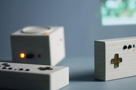 Una hermosa consola de vídeo juegos retro con sistema de proyección y forma de Radio Una hermosa consola de vídeo juegos retro con sistema de proyección y forma de Radio