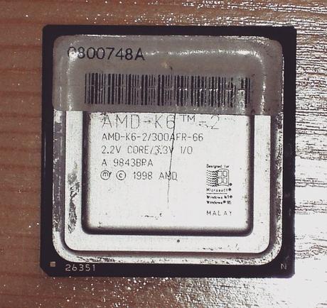 Museo informático: Procesadores Intel Pentium II y AMD K6-2 ¡Por la guerra de los Megahercios en la CPU!