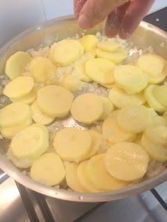 MERLUZA CON PATATAS Y GUISANTES MERLUZA CON PATATAS Y GUISANTES