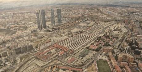 Vista aérea desde el Sureste del conjunto de la estación y playas de vías de Chamartín y terrenos adyacentes, 2016