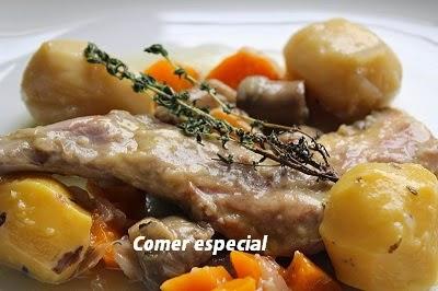 Migas con jamón serrano, beicon, pasas y huevo frito Migas con jamón serrano, beicon, pasas y huevo frito