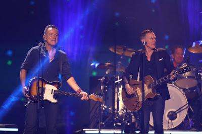 Bruce Springsteen y Bryan Adams tocan juntos Badlands y Cuts like a knife Bruce Springsteen y Bryan Adams tocan juntos Badlands y Cuts like a knife