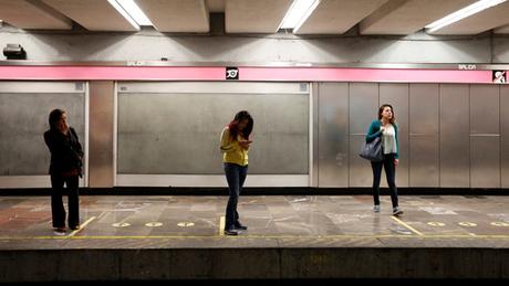 Un #hombre empuja a su #mujer a las vías del metro, estacion #CerrodelaEstrella en #México (VIDEO)