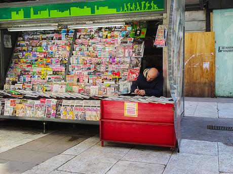 Kiosco de diarios y revistas en la calle Florida,Buenos Aires.