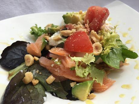 Ensalada de salmón, queso y frutos secos con aliño de miel