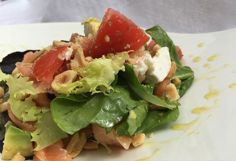 Ensalada de salmón, queso y frutos secos con aliño de miel