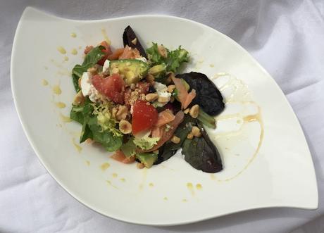 Ensalada de salmón, queso y frutos secos con aliño de miel