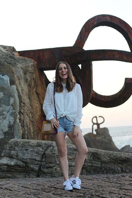 Outfit con blusa anudada y shorts