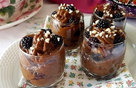 Crema crudivegana de aguacate y chocolate con moras Crema crudivegana de aguacate y chocolate con moras