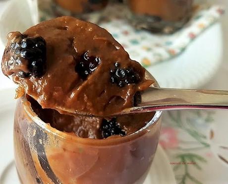 Crema crudivegana de aguacate y chocolate con moras Crema crudivegana de aguacate y chocolate con moras