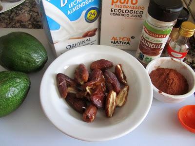 Crema crudivegana de aguacate y chocolate con moras Crema crudivegana de aguacate y chocolate con moras