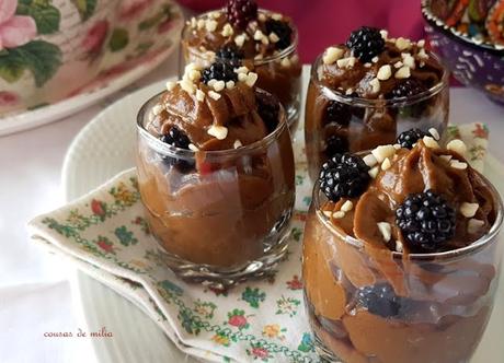 Crema crudivegana de aguacate y chocolate con moras Crema crudivegana de aguacate y chocolate con moras