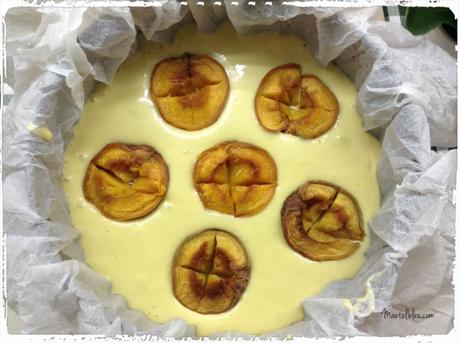 Bizcocho con melocotones asados y chocolate