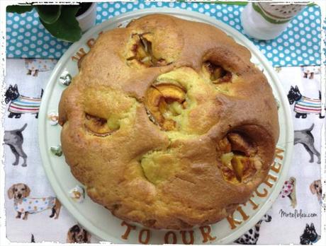 Bizcocho con melocotones asados y chocolate