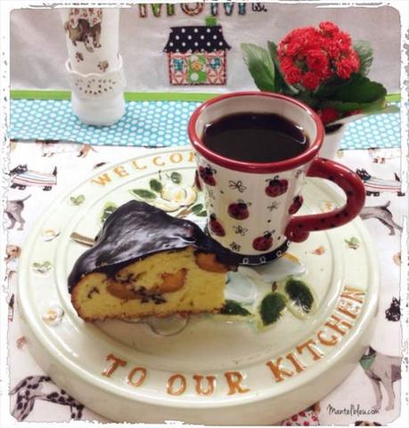 Bizcocho con melocotones asados y chocolate