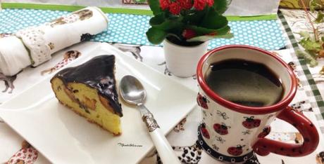 Bizcocho con melocotones asados y chocolate