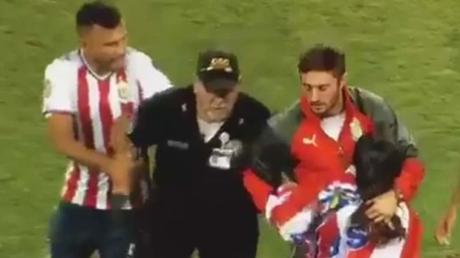 Chivas rescato a una de sus aficionadas de la seguridad