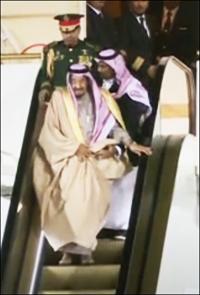 Moscú: Al bajar del avión se le trabó la escalera mecánica de oro al rey saudita