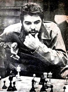 El Che Guevara disfrutando de una de sus aficiones favoritas, junto con la lectura.