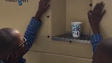 Sorprendente: La máquina israelí que convierte el aire en agua potable