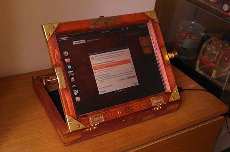 Compró una laptop en Ebay y la transformó en una Laptop de madera estilo Steampunk