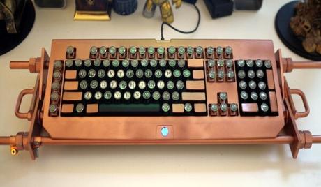 Un ingeniero diseñó este teclado Steampunk en color bronce