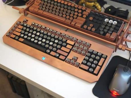 Un ingeniero diseñó este teclado Steampunk en color bronce