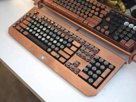 Un ingeniero diseñó este teclado Steampunk en color bronce