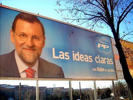 La imagen puede contener: 1 persona, sonriendo, cielo y exterior