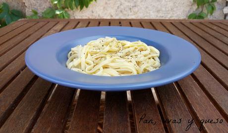 Espaguetis con anchoas (tradicional o Thermomix)