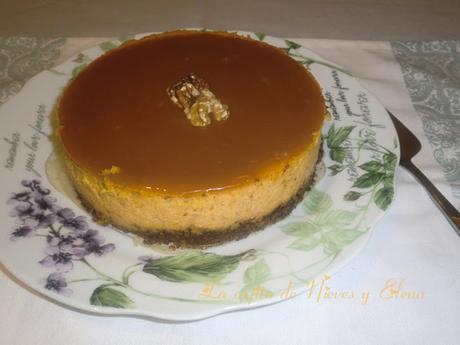 Tarta de queso, calabaza y nueces con salsa toffee