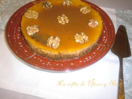 Tarta de queso, calabaza y nueces con salsa toffee