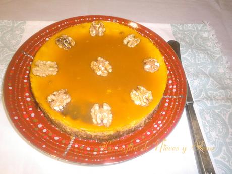 Tarta de queso, calabaza y nueces con salsa toffee