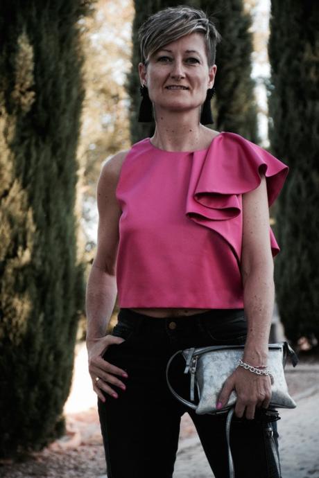 Pixie cut short volantes-borlas-jeans-moto-stilettos-fucsia-hairstyle