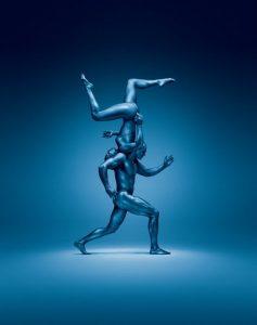 Dúo acrobático y dúo de pulsadas en el circo.