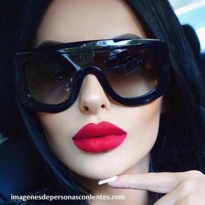4 Chavas o mujeres bonitas con gafas oscuras de de moda - Paperblog