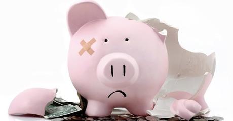 Cómo Afectan sus Pagos Atrasados a su Crédito. cerdo con dinero para credito