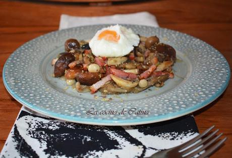 Salteado de hongos con huevo escalfado