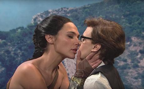 Gal Gadot besa a Kate McKinnon en parodia de la Mujer Maravilla