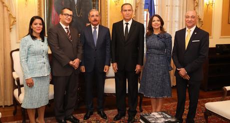 Jueces de Tribunal Electoral y Danilo se reúnen en el Palacio.